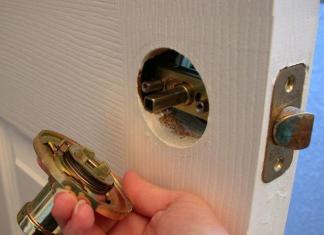 Как разобрать дверную ручку со встроенной защелкой, и возможен ли ее ремонт?